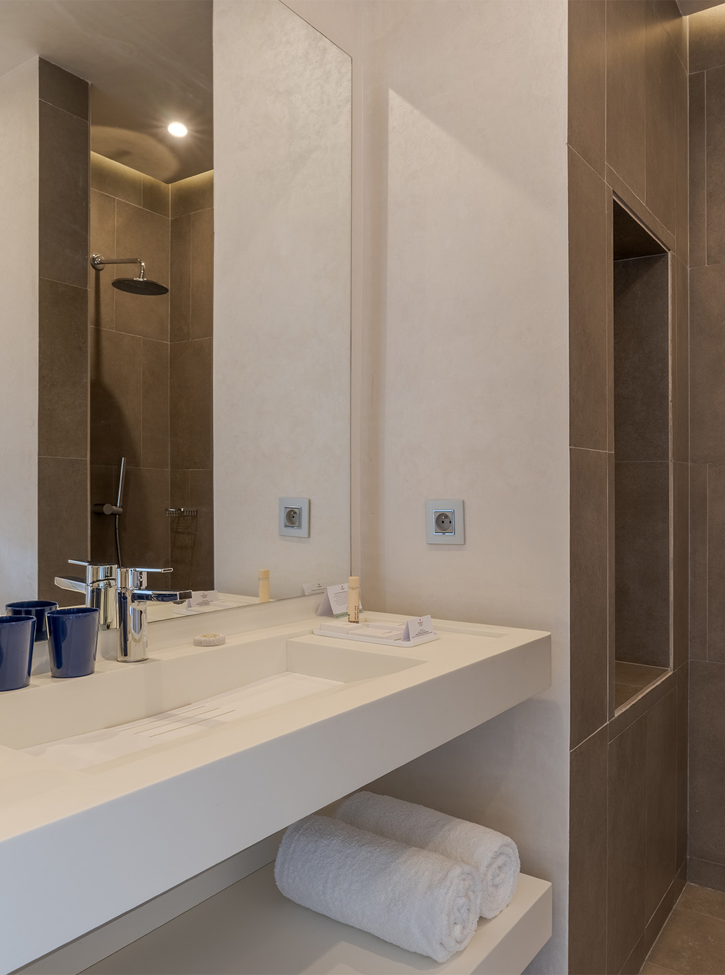 Suite CR7 en Pestana CR7 Marrakech con baño moderno de lavabo blanco, espejo amplio y ducha revestida
