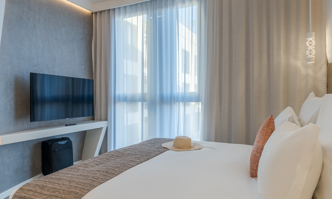 La Suite CR7 del Pestana CR7 Marrakech tiene un cuarto con cama doble, tele y una ventana con cortinas