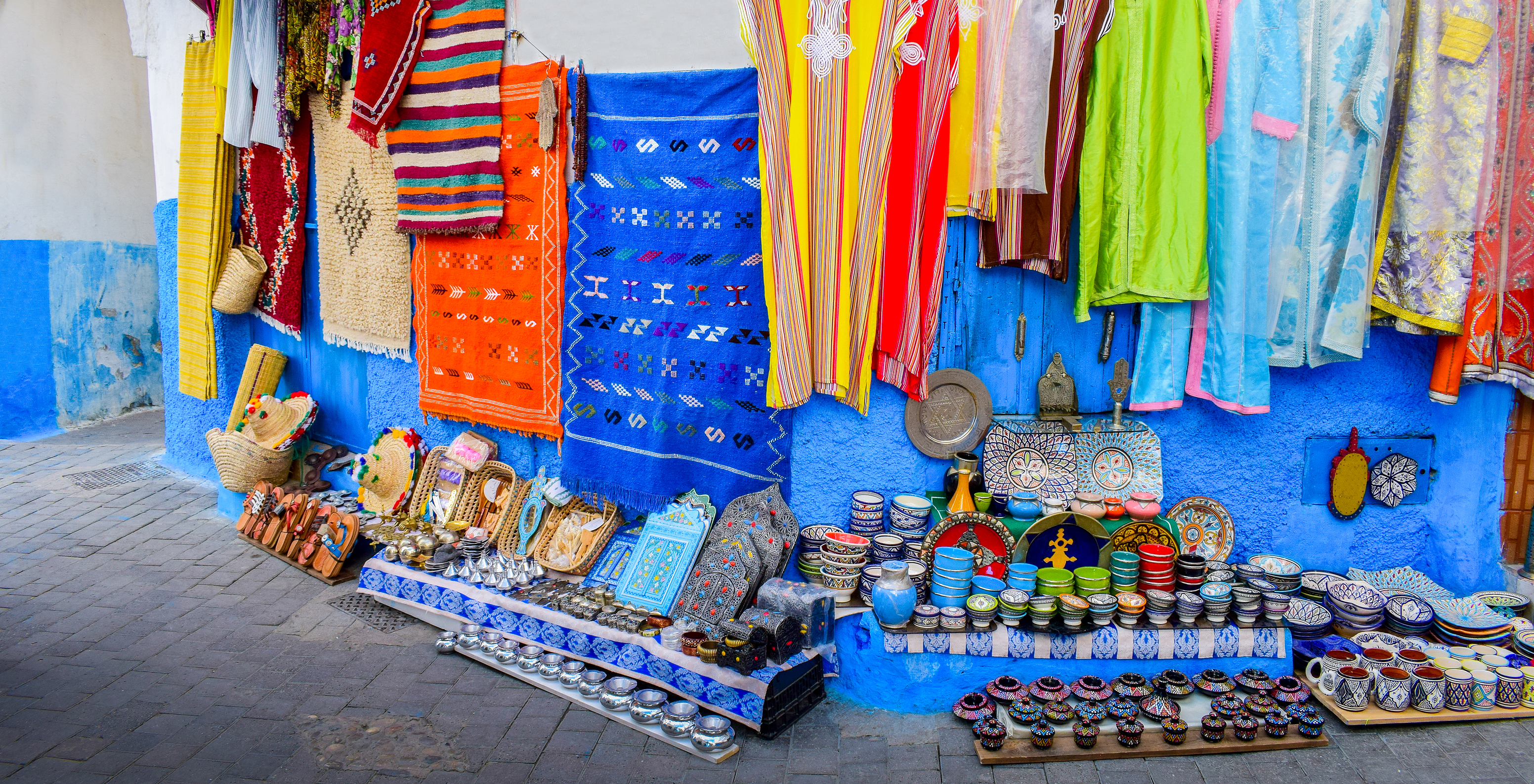 Productos marroquíes como ropa, loza, zapatos, alfombras, típicos de los mercados tradicionales de Tánger