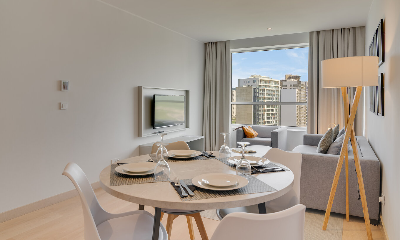 La Suite Familiar Premium del Pestana Tanger City Center cuenta con una sala de estar con televisión, sofá y mesa de comedor