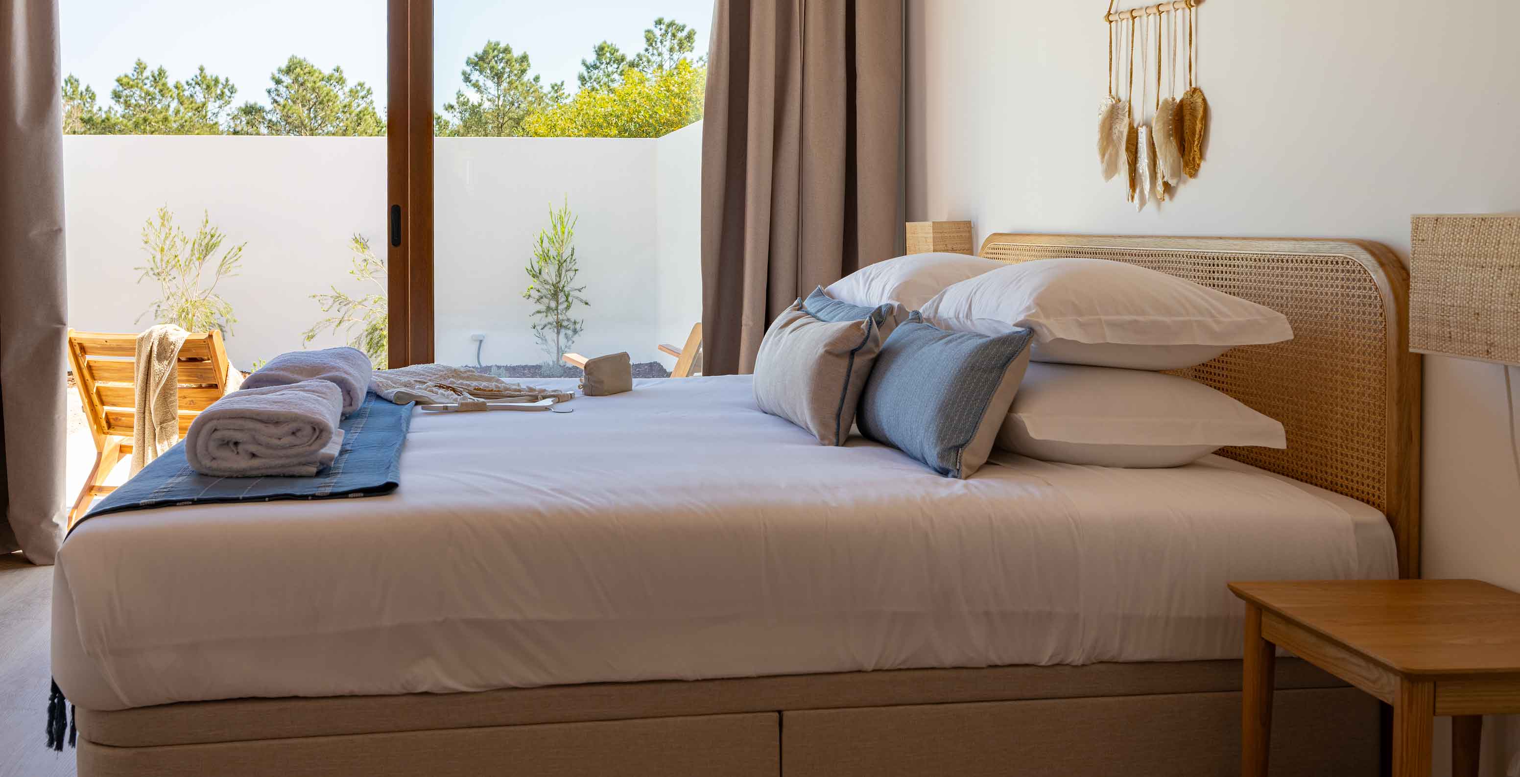 La Premium Green Villa de Pestana Comporta Village Residences tiene un dormitorio con cama doble y una gran ventana
