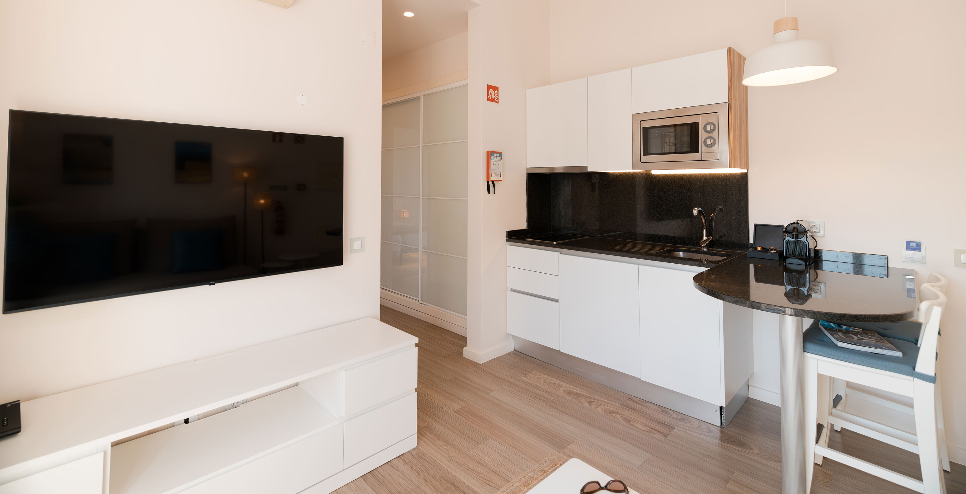 Villa 1 Habitación Vista Jardín en Pestana Alvor Beach Villas tiene una kitchenette y una pequeña mesa para comer