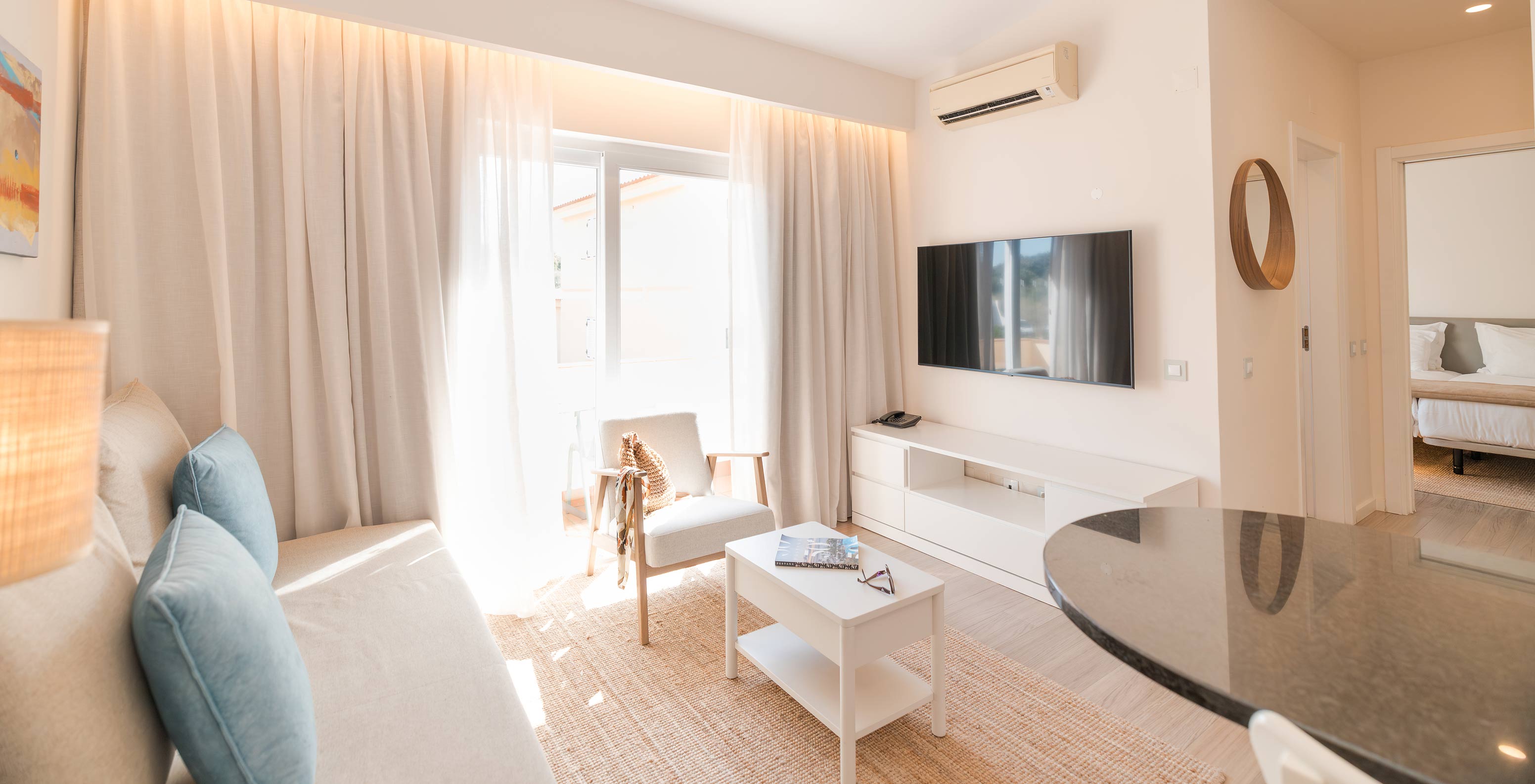 Villa 1 Habitación Vista Jardín en Pestana Alvor Beach Villas tiene una sala con sofá, TV, aire acondicionado y balcón