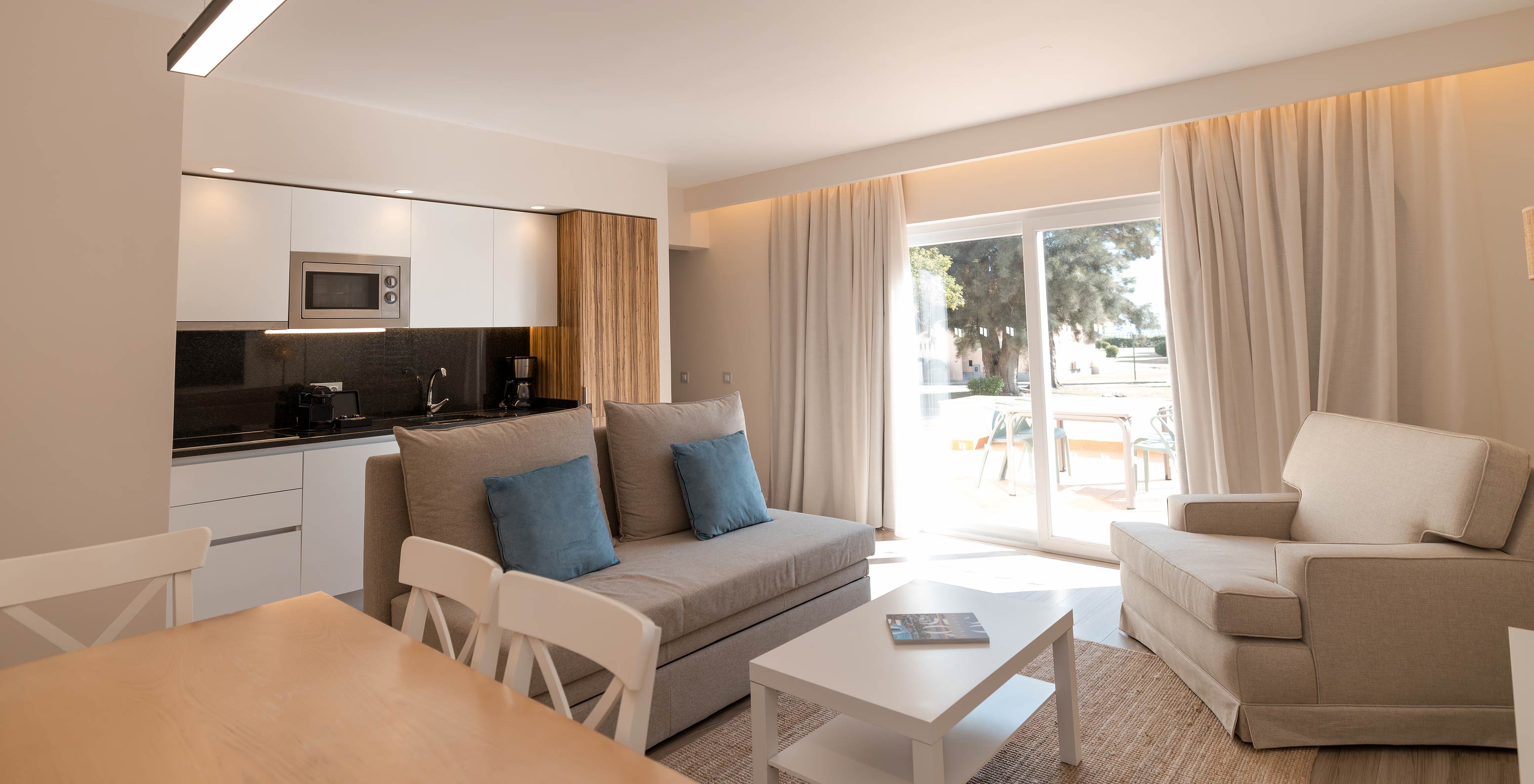Villa 2 Habitaciones Premium en Pestana Alvor Beach Villas tiene sala con acceso al balcón y cocina equipada