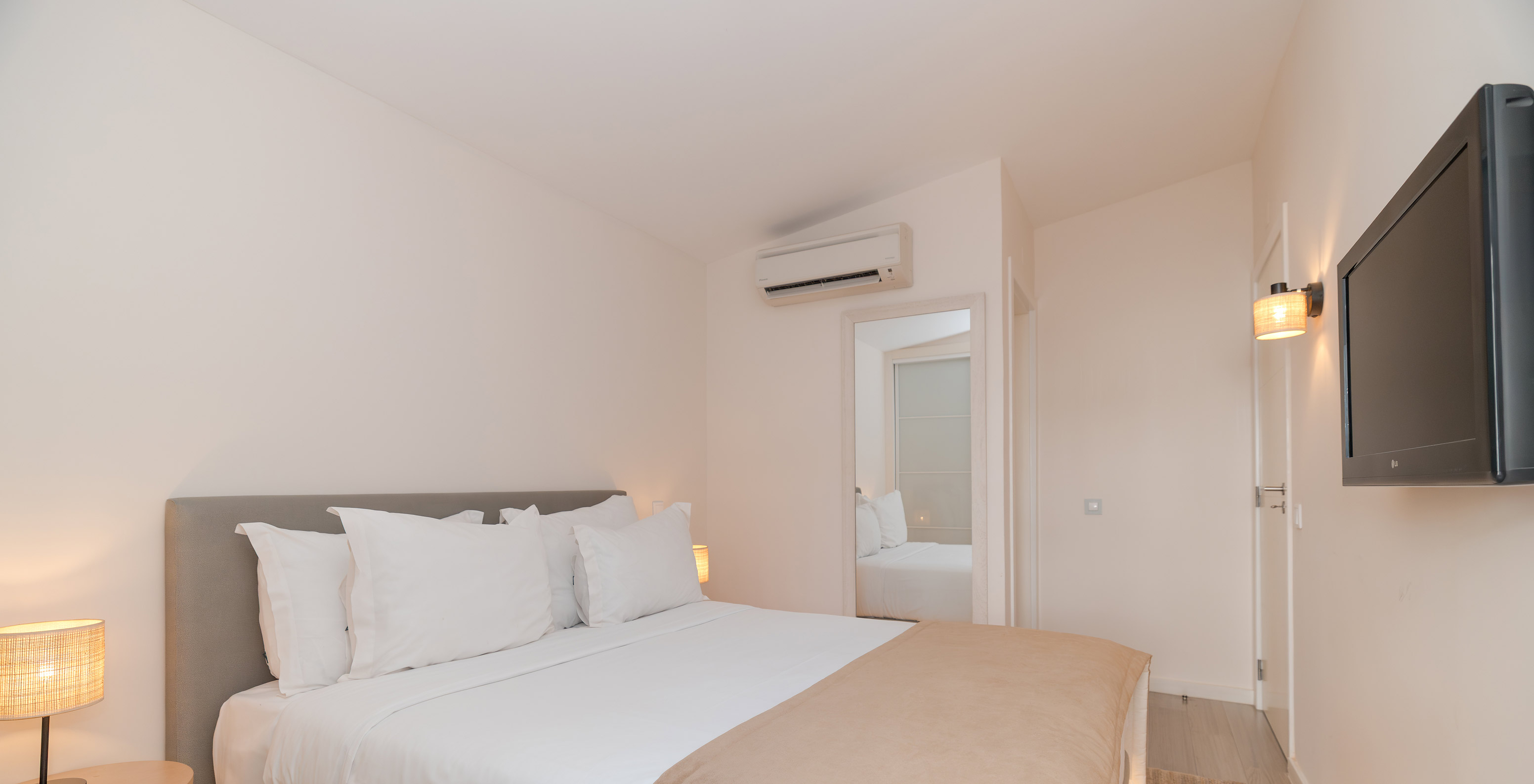Villa 2 Habitaciones Superior Vista Jardín en Pestana Alvor Beach Villas tiene habitación con cama doble y TV