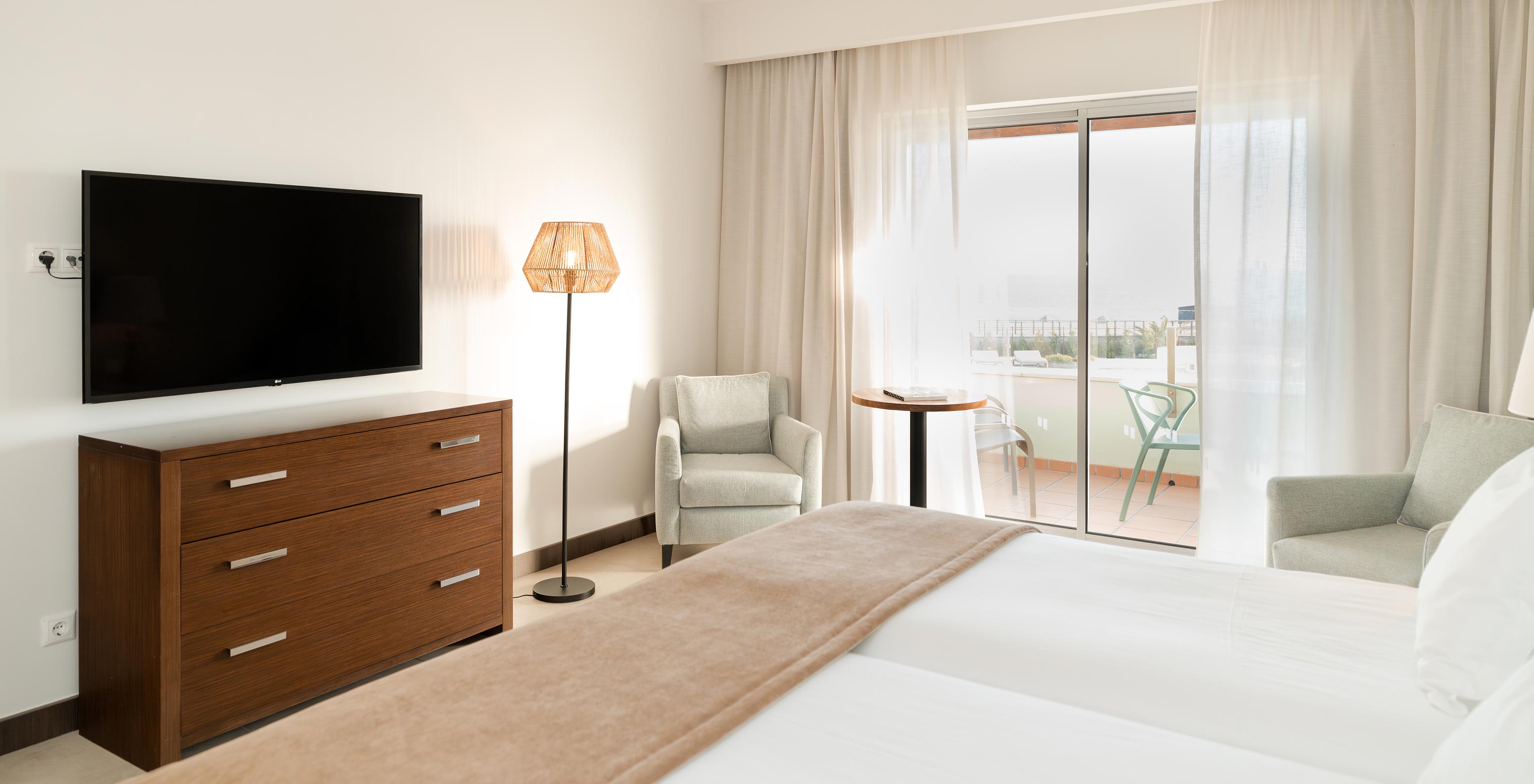 Estudio Vista Mar en Pestana Alvor Beach Villas tiene dos camas, una TV y ventana con acceso al balcón