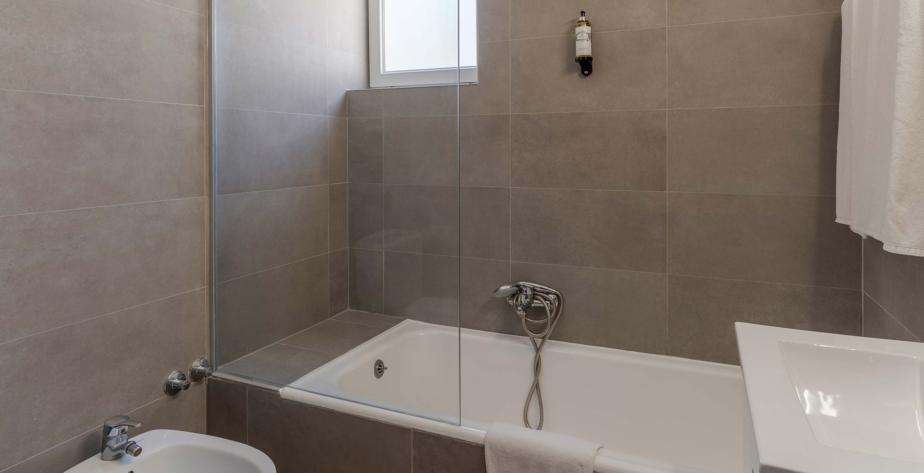 La Villa Superior de 2 Dormitorios con Vista al Jardín en Pestana Alvor Beach Villas tiene un baño con azulejos grises