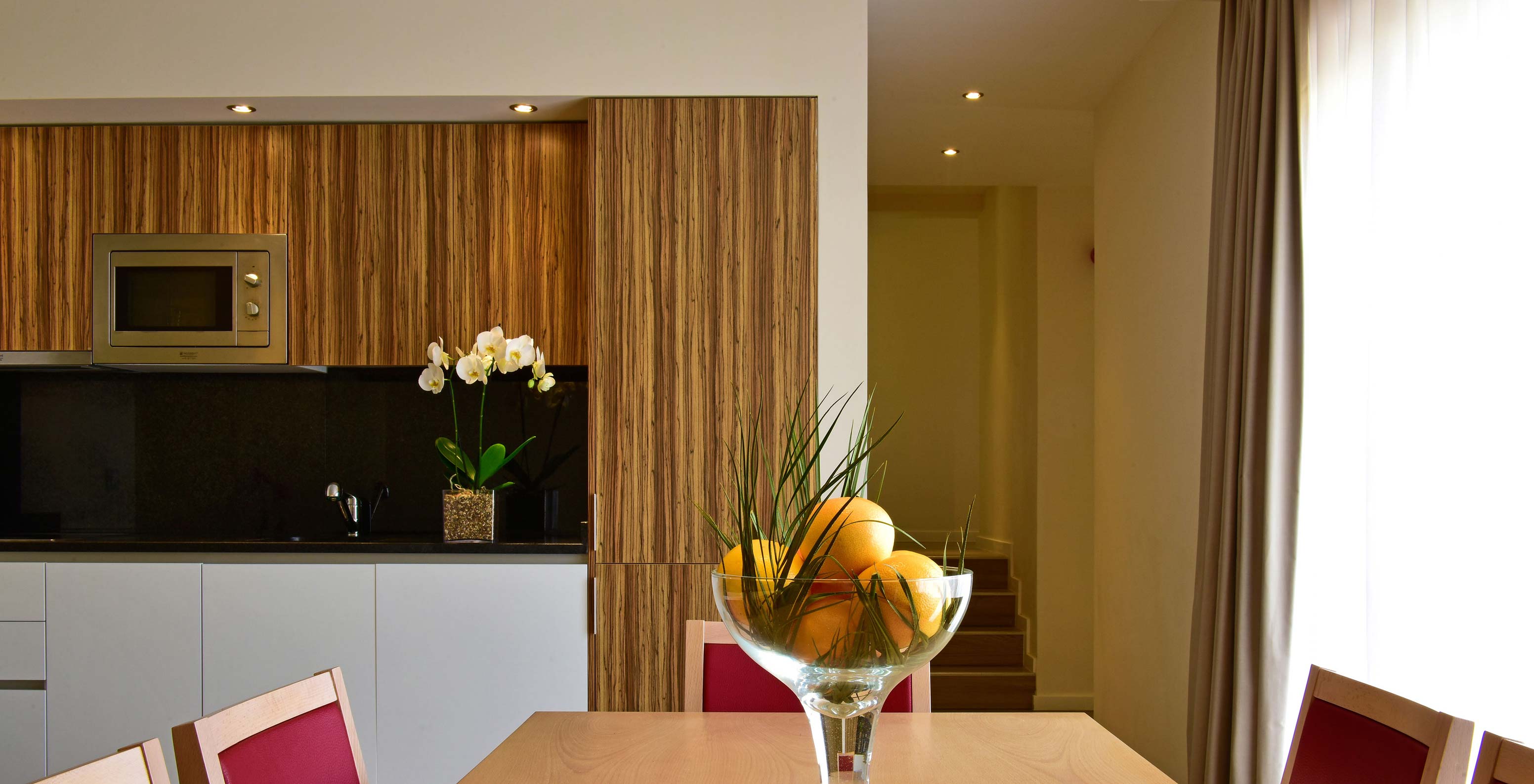 La Villa Superior de 2 Dormitorios con Vista al Jardín en Pestana Alvor Beach Villas tiene una mesa de comedor con un frutero