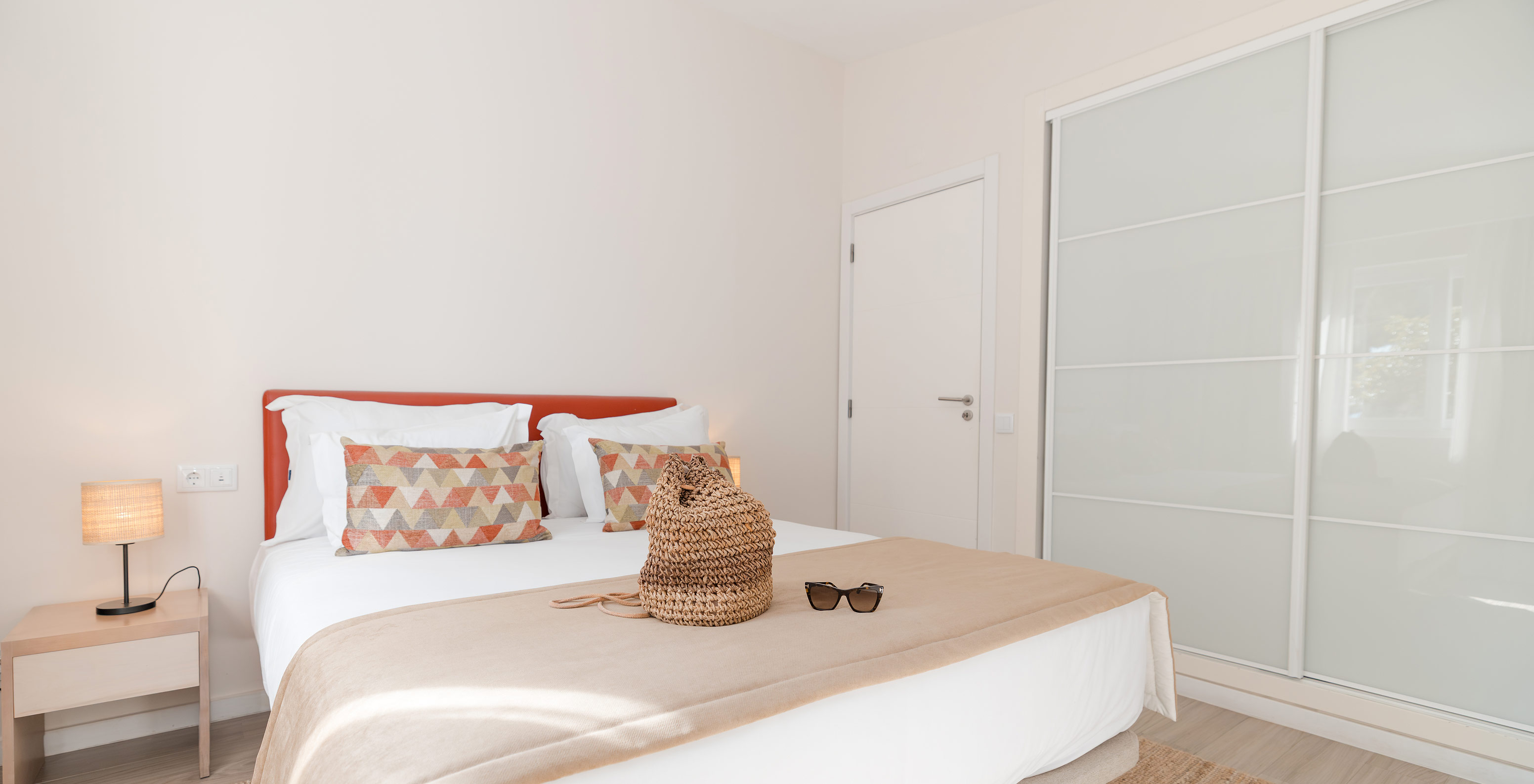 Villa 2 Habitaciones Premium en Pestana Alvor Beach Villas tiene habitación con cama doble y armario empotrado