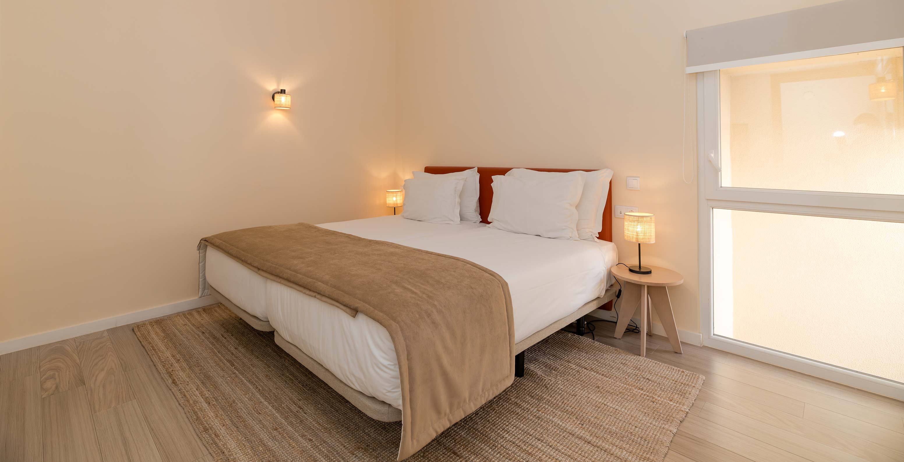Villa 2 Habitaciones Superior Vista Jardín en Pestana Alvor Beach Villas tiene habitación con cama doble y mesitas