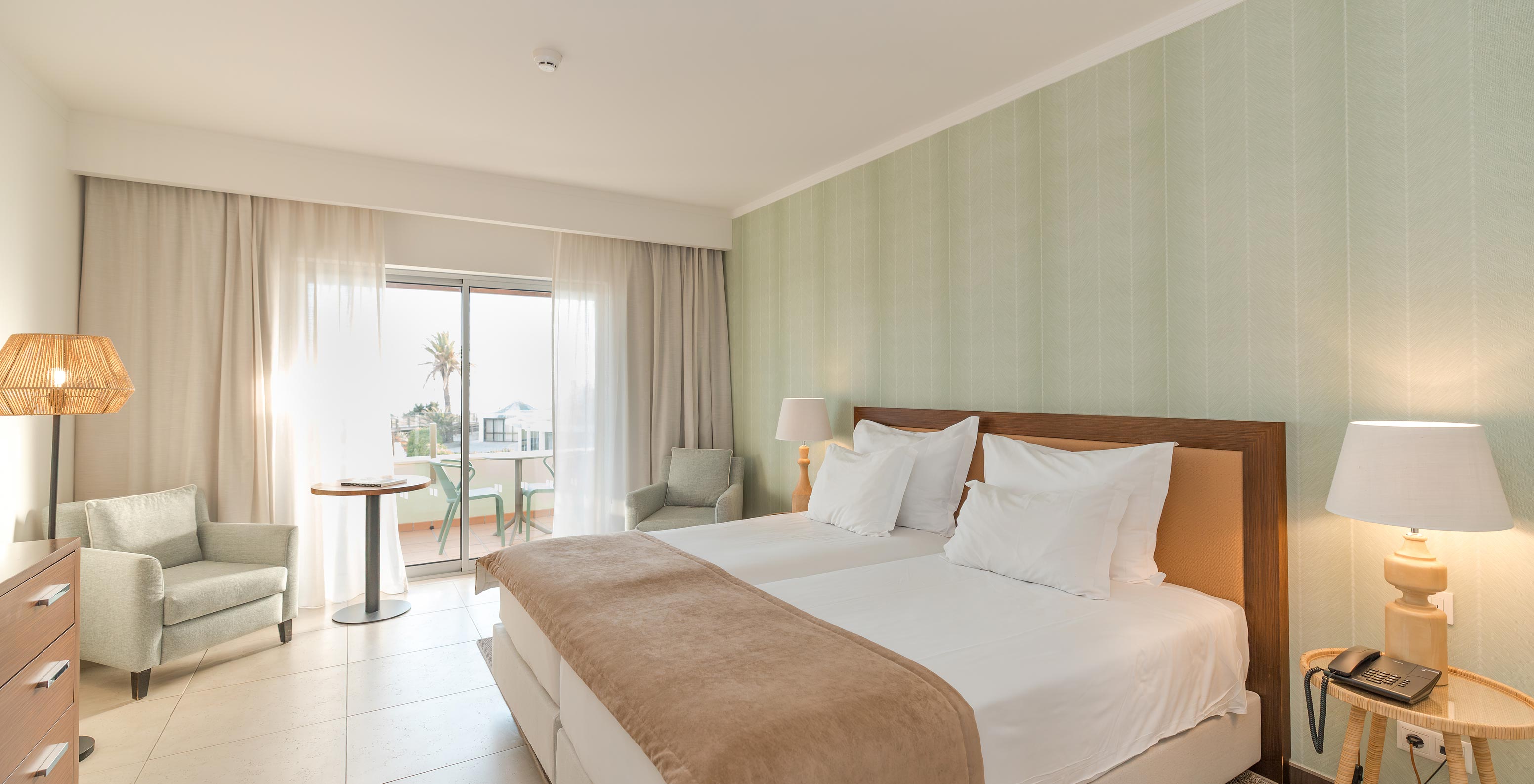 Estudio Vista Mar en Pestana Alvor Beach Villas tiene dos camas, dos mesitas y ventana con acceso al balcón