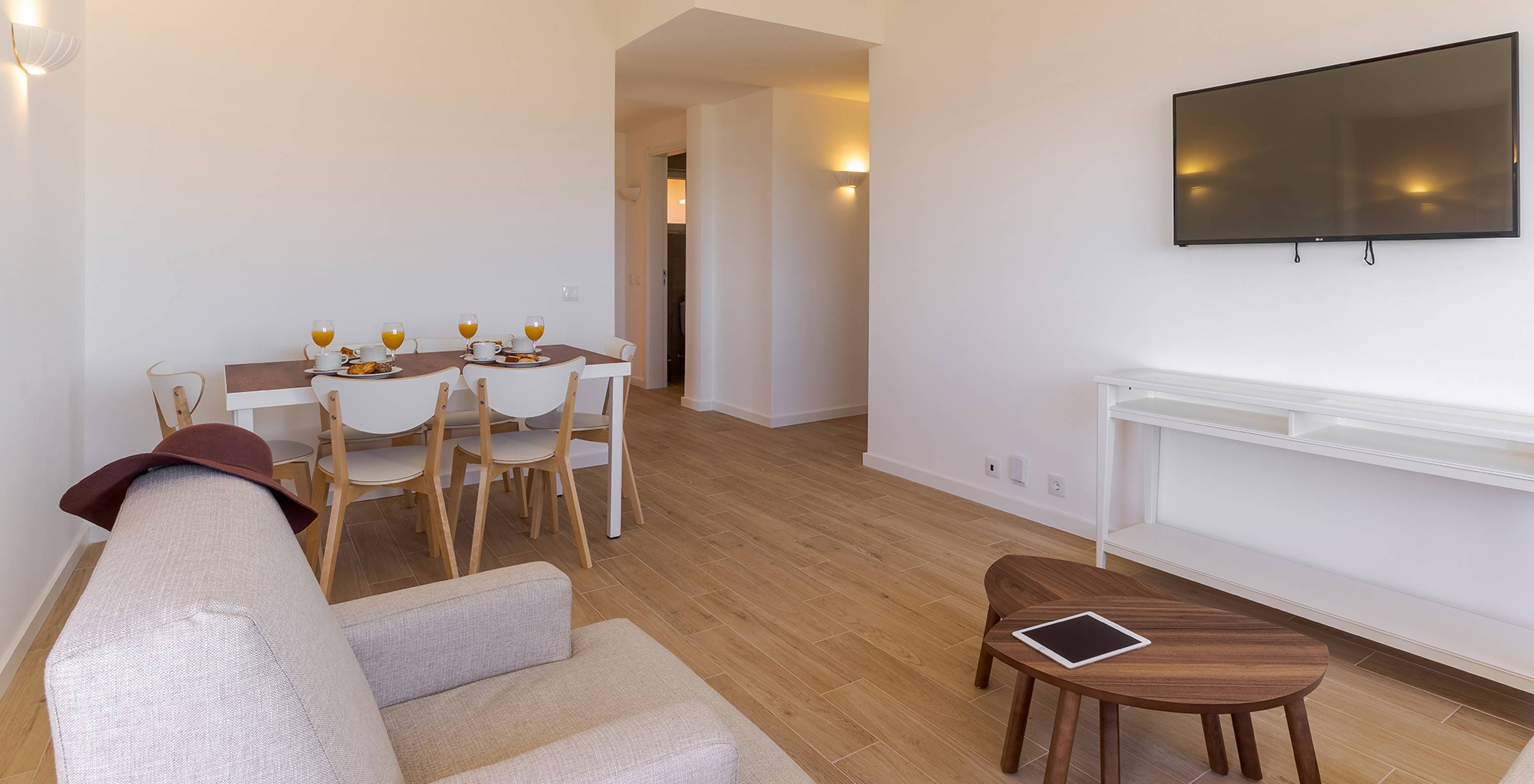 La Villa Premium de 2 Dormitorios con Vista al Jardín en Pestana Alvor Beach Villas tiene una mesa, televisión y un sofá