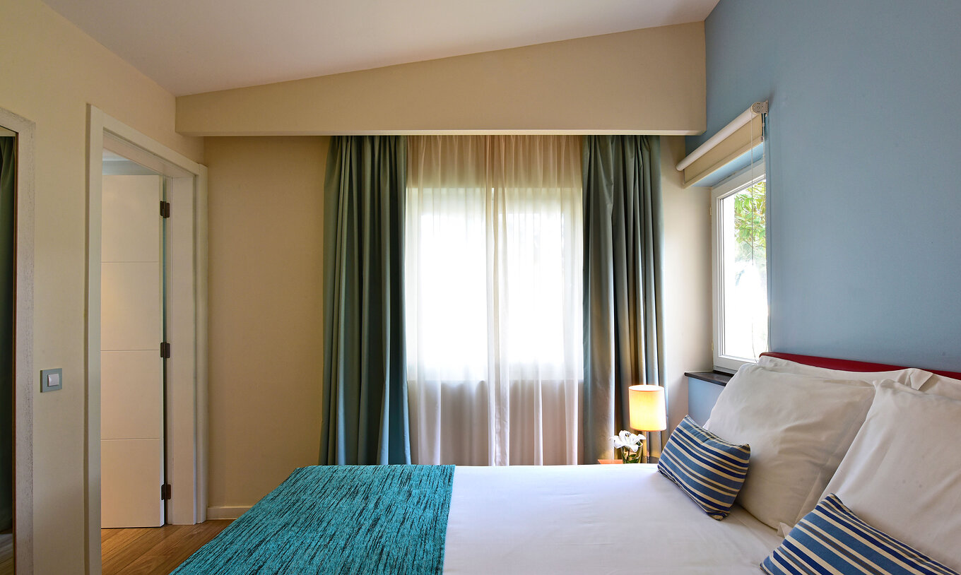 La Villa Estándar de 2 Dormitorios con Vista al Jardín en Pestana Alvor Beach Villas tiene una cama y una ventana