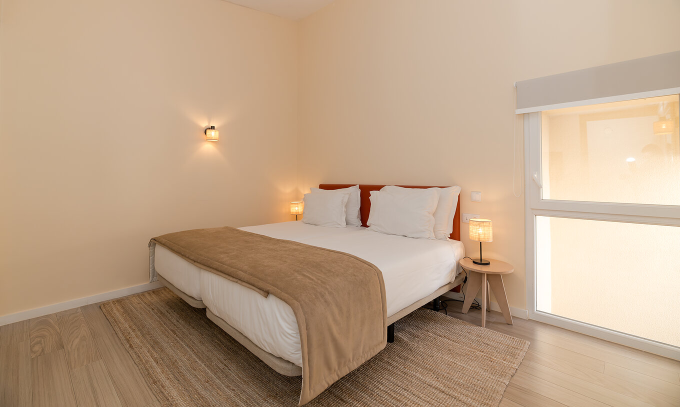 Villa 2 Habitaciones Superior Vista Jardín en Pestana Alvor Beach Villas tiene habitación con cama doble y mesitas