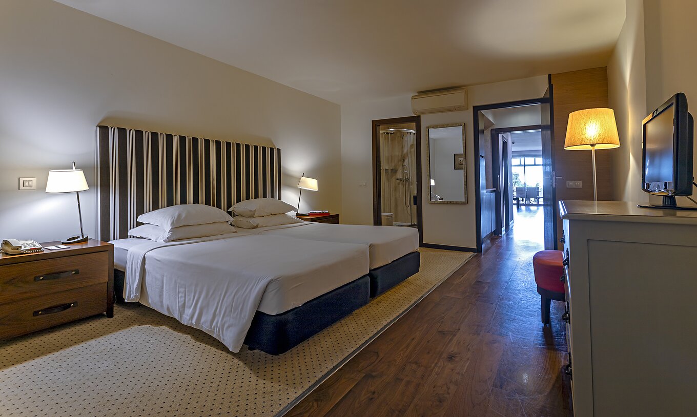 La Cliff Suite T2 en Pestana Alvor Praia tiene un dormitorio doble con baño, televisión y aire acondicionado
