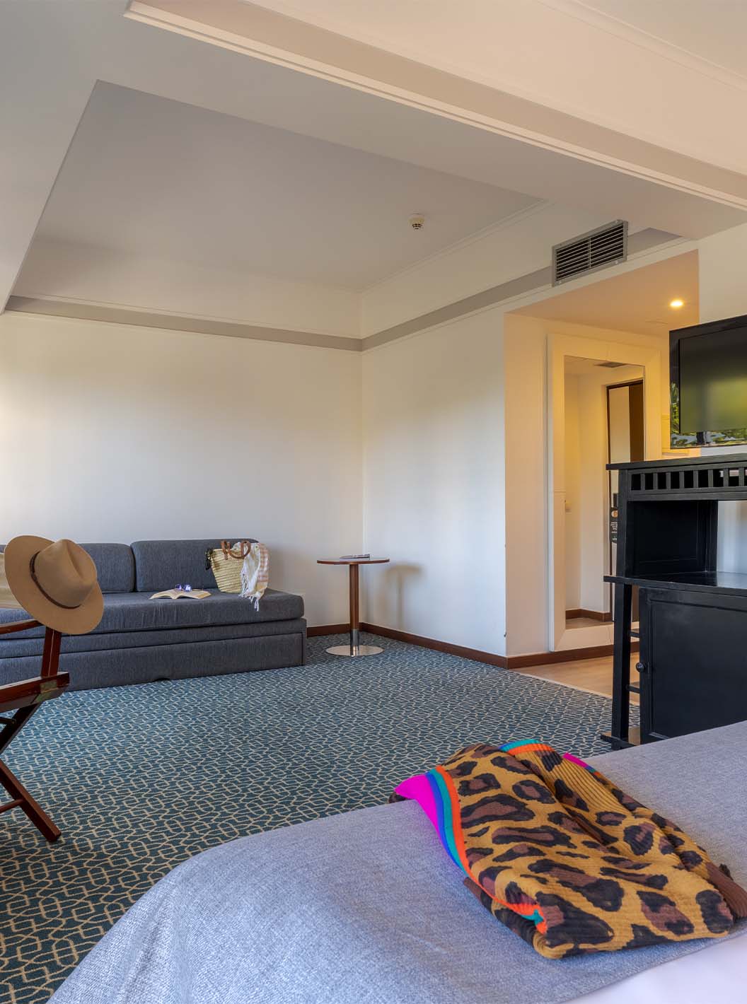 El Superior del Pestana Alvor Praia tiene cama matrimonial, mueble negro con televisión, sofá cama y escritorio