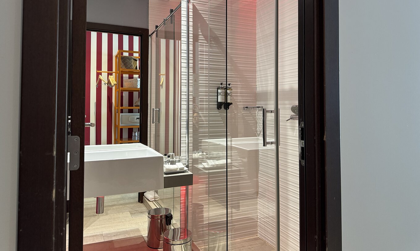 El Deluxe - Exclusivo Website del Pestana Alvor South Beach tiene baño con ducha y lavabo