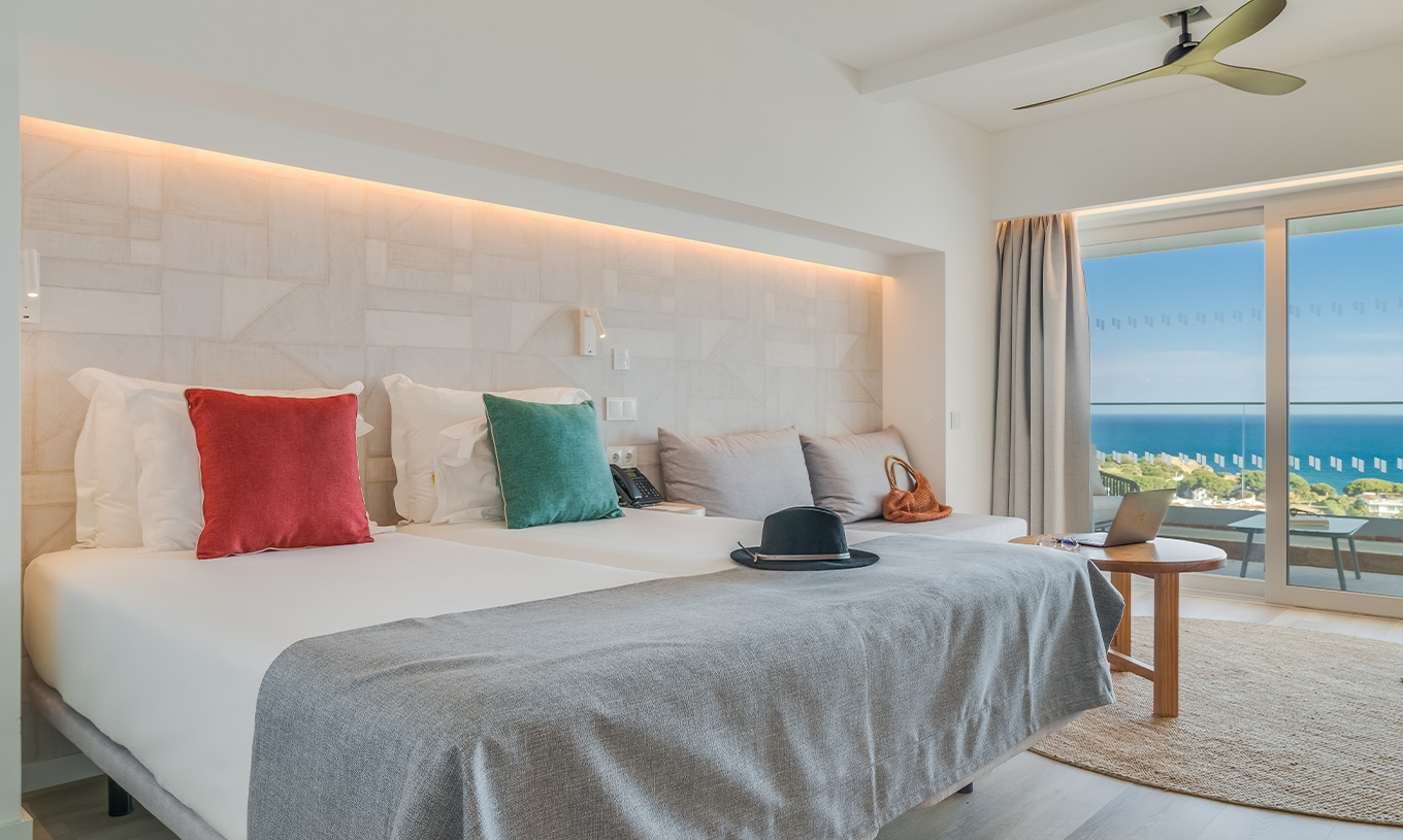 El Cuarto Clásico Vista Mar del Pestana Blue Alvor Beach tiene dos camas individuales con sábanas blancas y un sofá