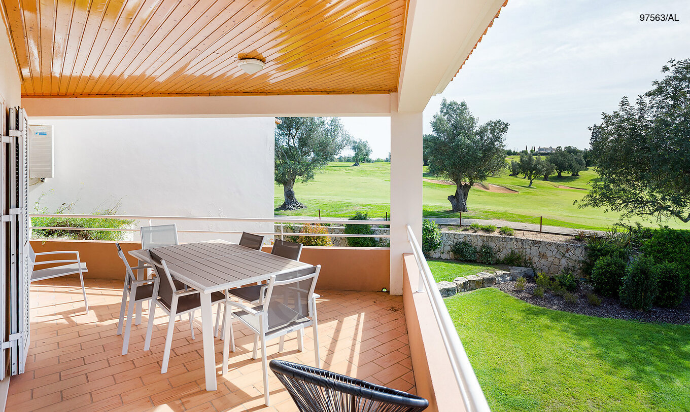 El apartamento Pestana Carvoeiro Golf T3 Superior tiene un balcón con mesas y sillas, con vistas al jardín