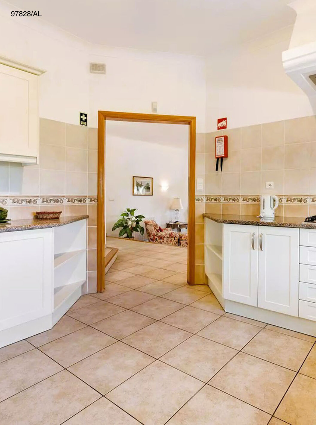 La villa Pestana Carvoeiro Golf V3 Estándar tiene una cocina equipada con gabinetes blancos y electrodomésticos