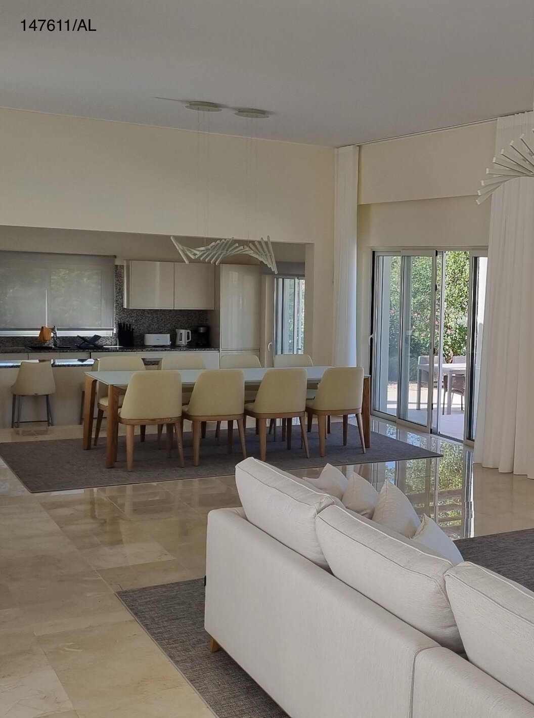 La villa Pestana Carvoeiro Golf V5 Superior tiene una sala de estar con sofá, TV y vista exterior