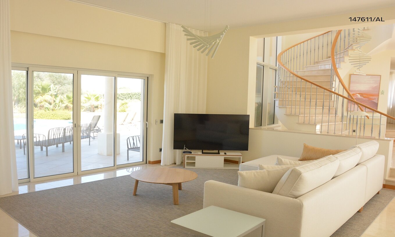 La villa Pestana Carvoeiro Golf V5 Superior tiene una sala de estar con sofá beige, mesa y TV