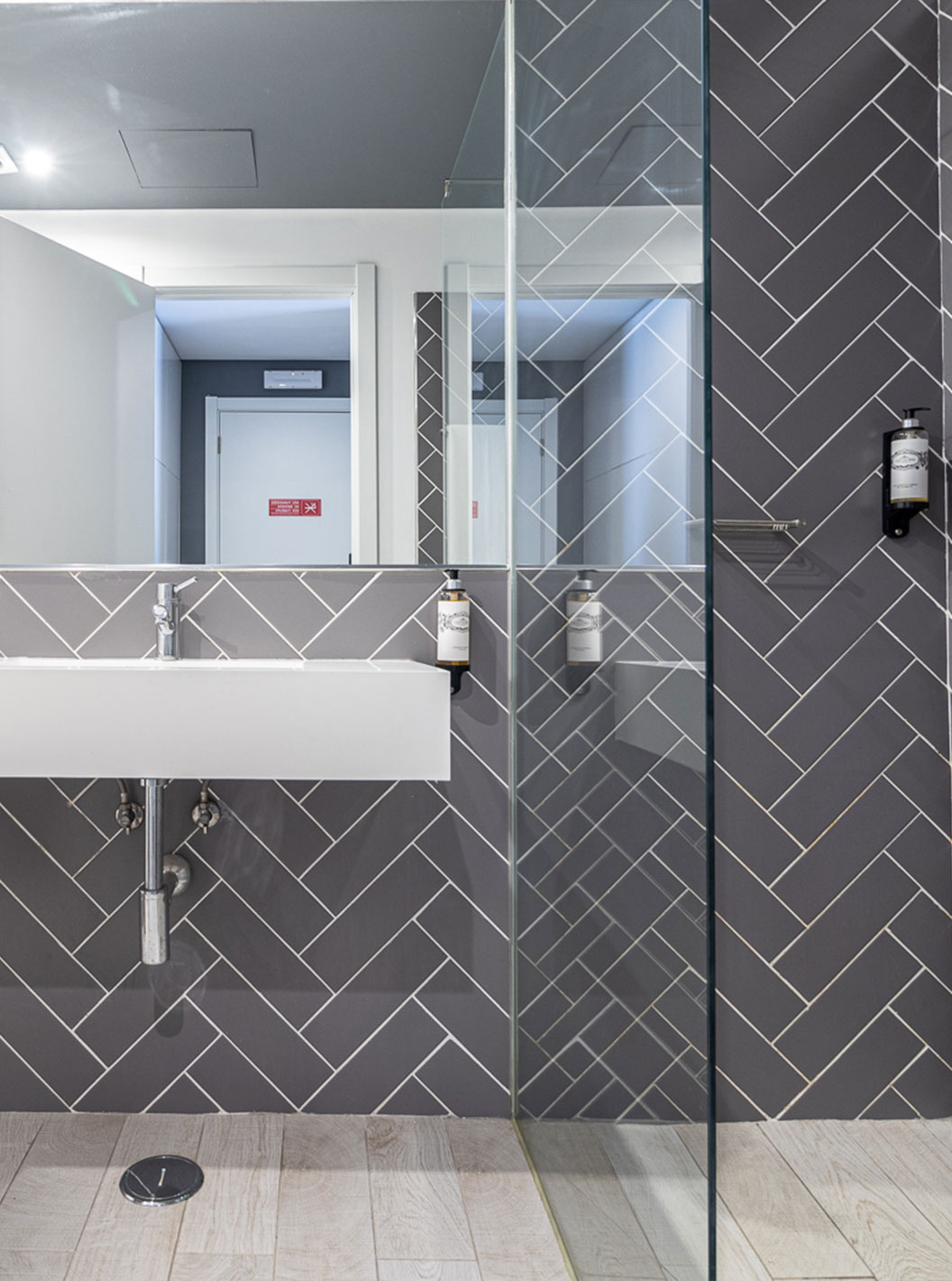 Habitación Clásica en Pestana Gramacho Residences con baño moderno, lavabo blanco, espejo y ducha de vidrio