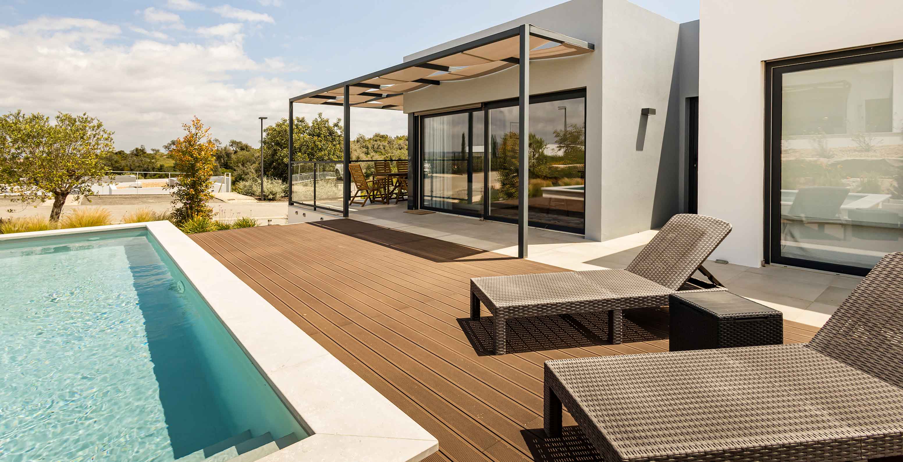 Villa en Pestana Valley Nature Village con una terraza con piscina y una pérgola