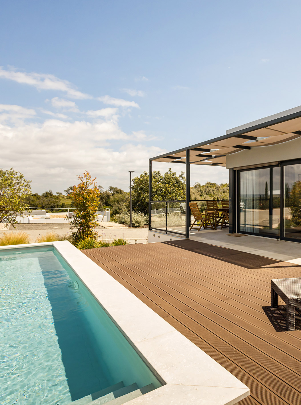 Villa Premium 2 dormitorios - 4 adultosen Pestana Valley Nature Village tiene una terraza con piscina y una pérgola