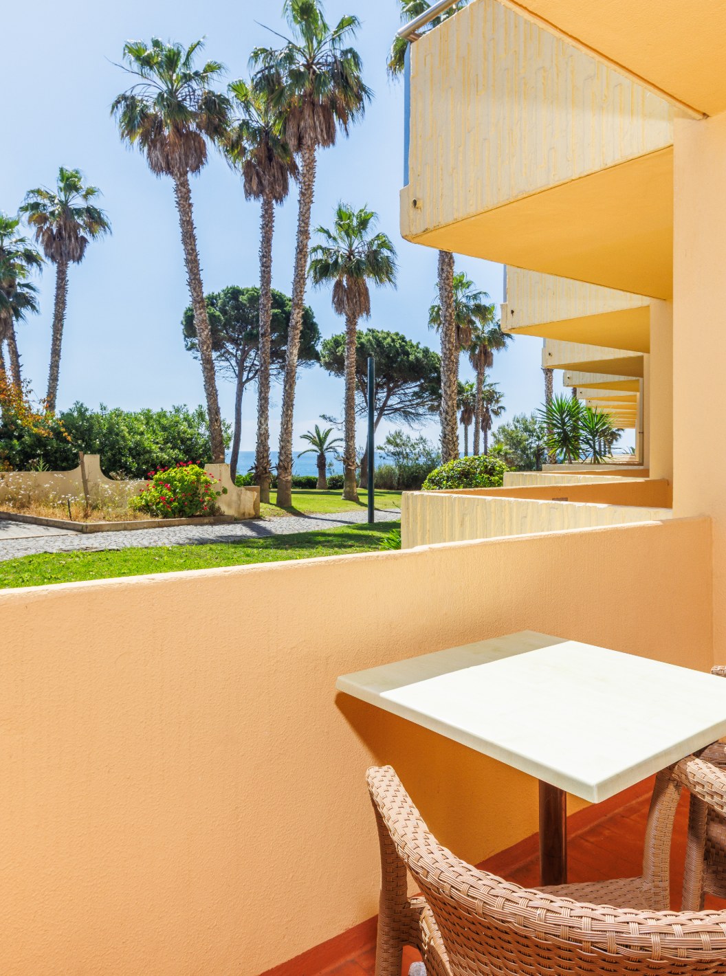 Habitación Deluxe con Vista al Jardín en Pestana Viking con balcón amueblado y palmeras frente al mar