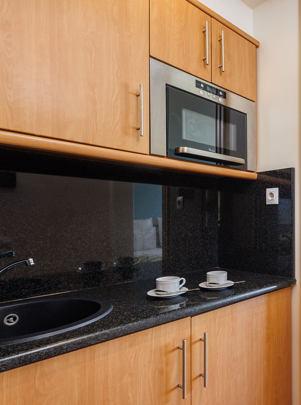 Habitación Deluxe con Vista al Jardín en Pestana Viking, con kitchenette equipada y sala luminosa y mesa de comedor