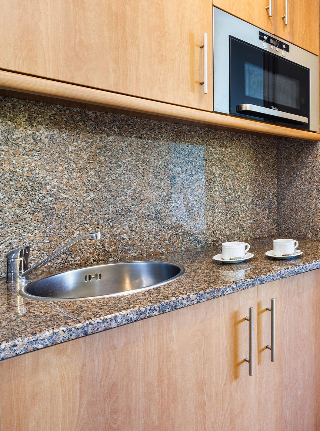 Deluxe Vista Mar Lateral en Pestana Viking con kitchenette de granito, microondas y mesa junto al televisor