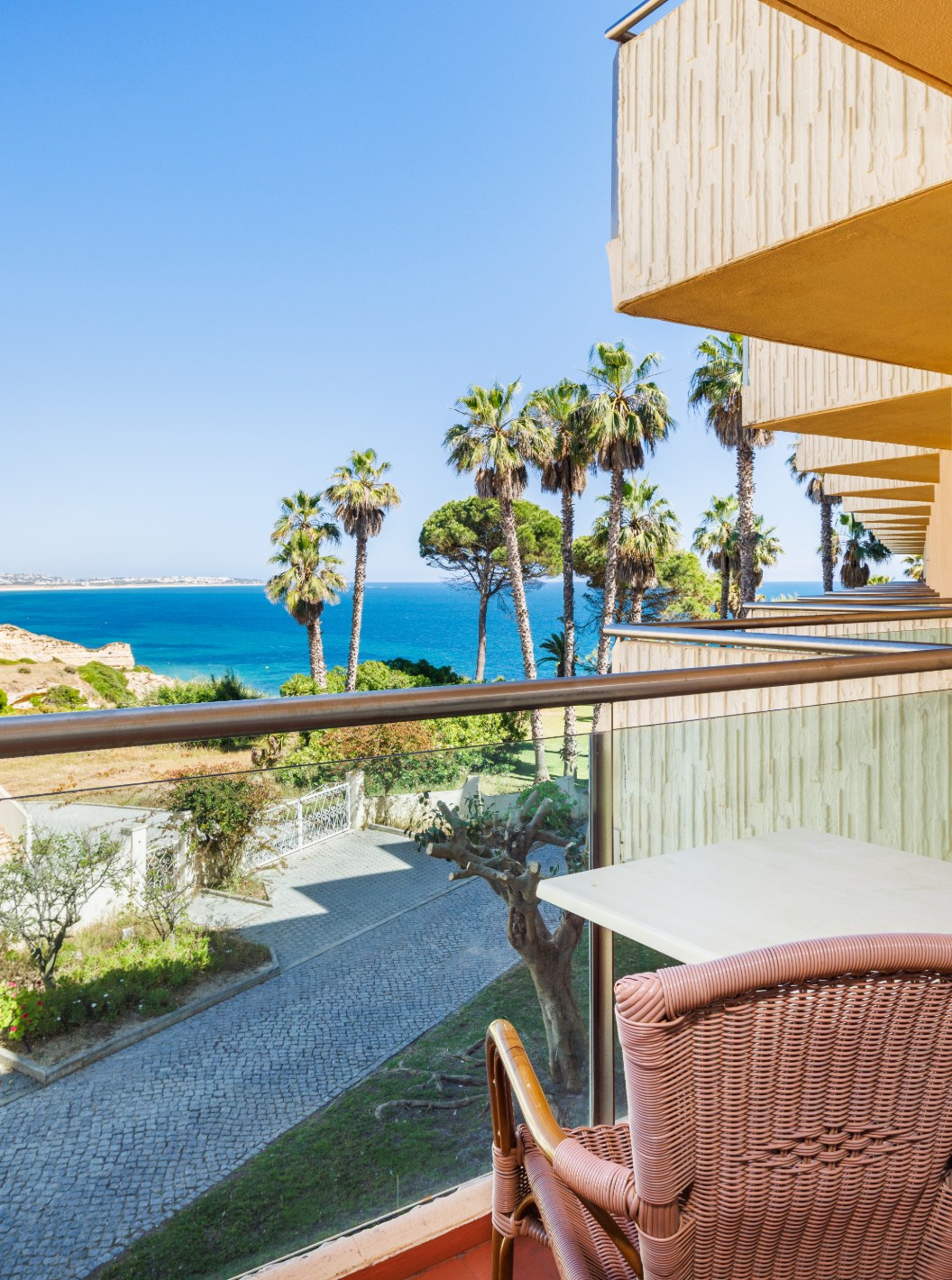 Deluxe Vista al Mar en Pestana Viking con balcón amueblado y vistas a palmeras junto al océano azul