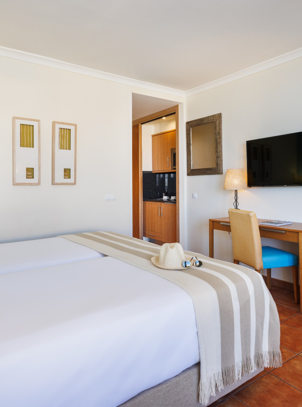 Deluxe Vista al Mar en Pestana Viking con cama doble, escritorio de madera y televisor de pared iluminado