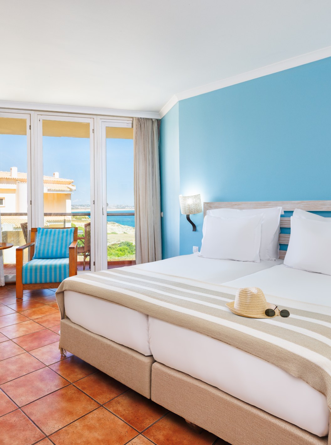 Deluxe con Vista al Mar en Pestana Viking, habitación luminosa con cama doble, sillones y balcón al mar
