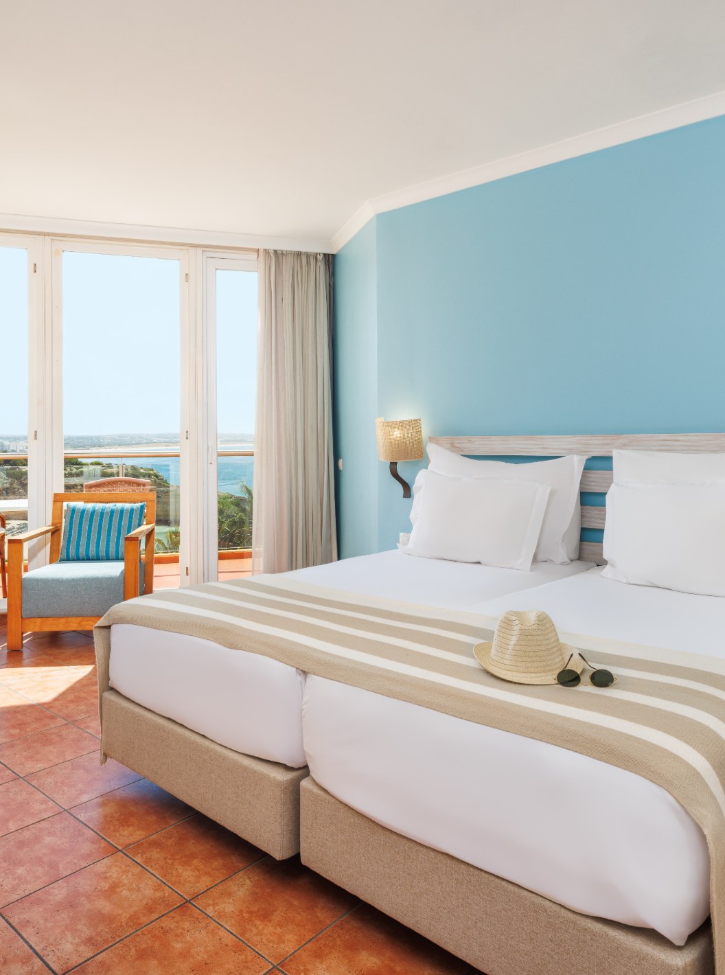 Habitación Deluxe Superior con Vista al Mar en Pestana Viking, cama doble y balcón con vista costera