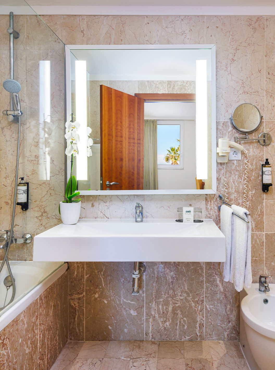 Suite con Vista al Mar en Pestana Viking, baño de mármol con ducha amplia, lavabo iluminado y espejo