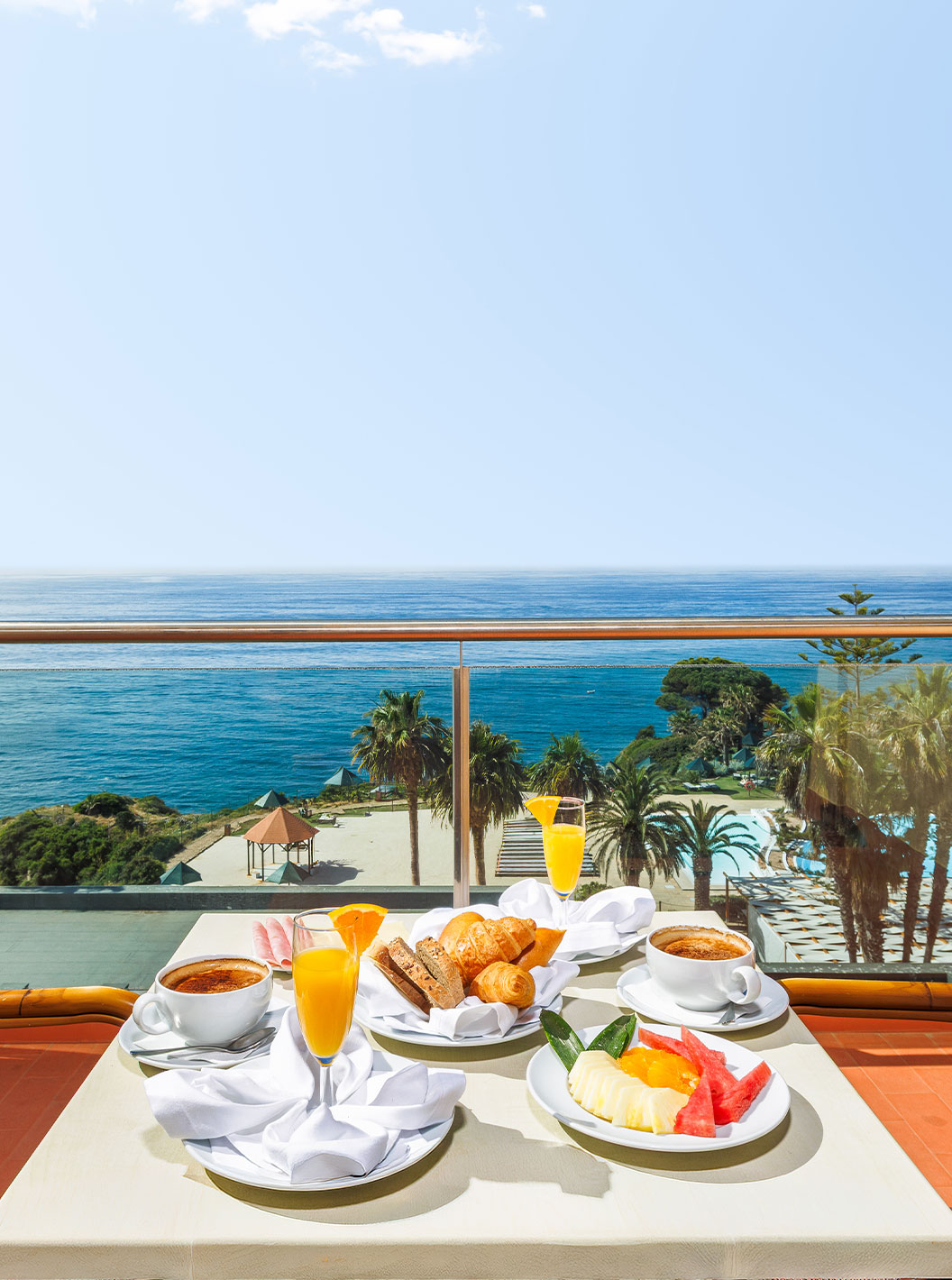 Suite Superior Vista Mar en Pestana Viking con desayuno servido en balcón frente al mar y palmeras costeras