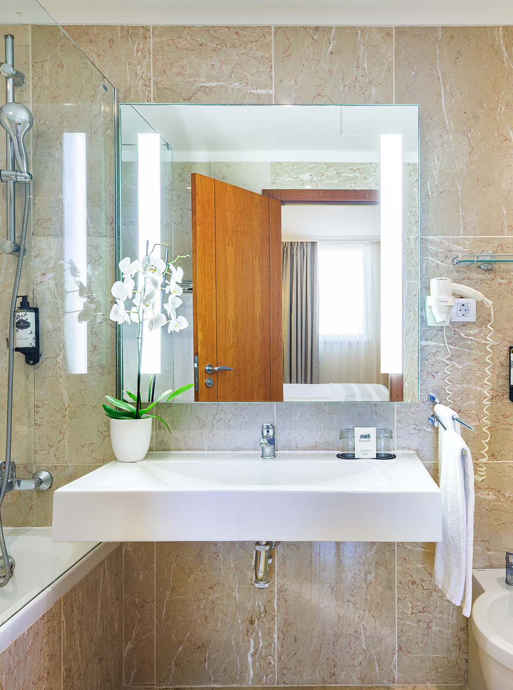 Suite Superior con Vista al Mar en Pestana Viking, baño con espejo iluminado y revestimiento de mármol