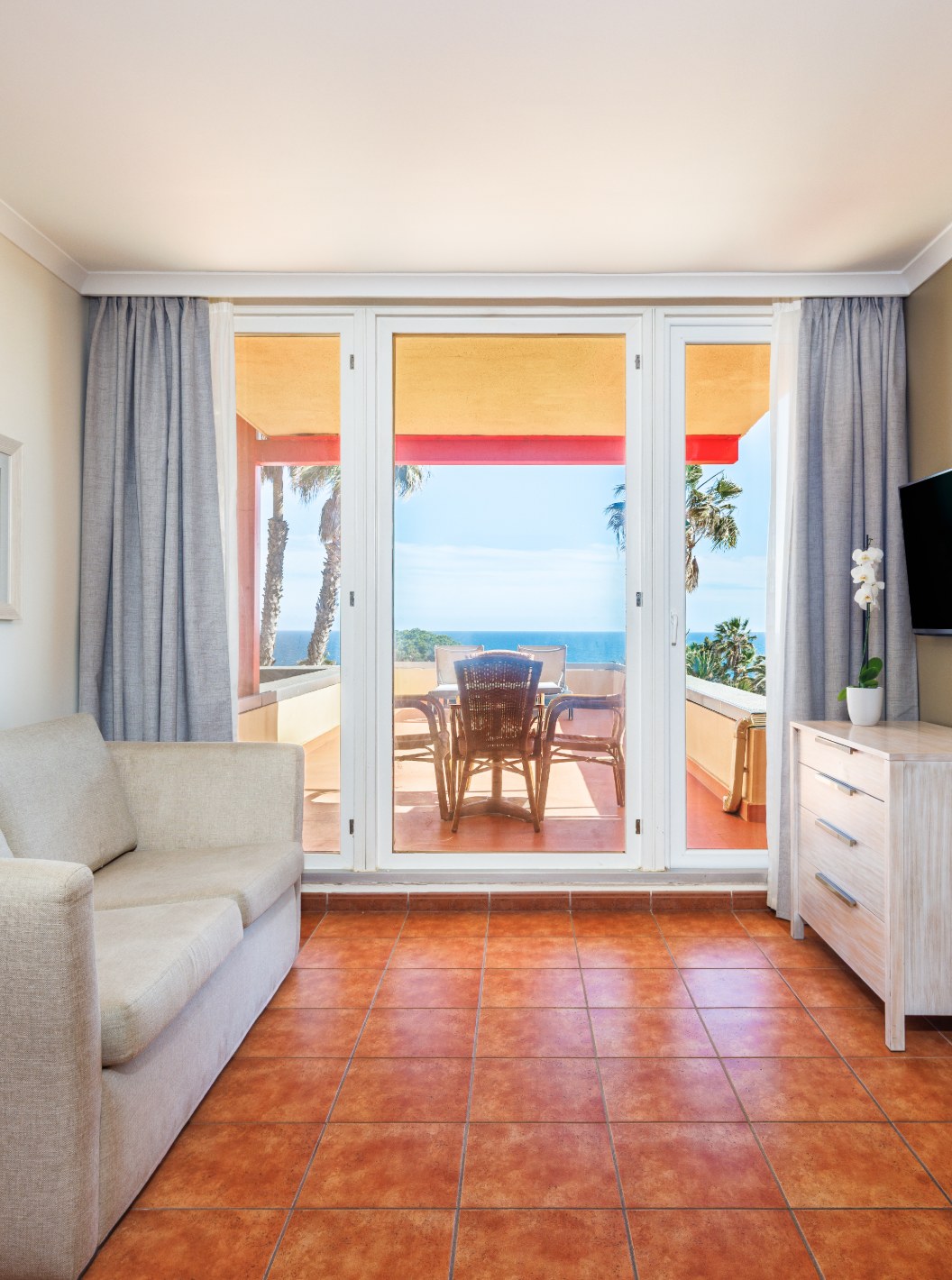 Suite T2 con Vista al Mar del Pestana Viking con sala luminosa, terraza amueblada y vista al océano azul