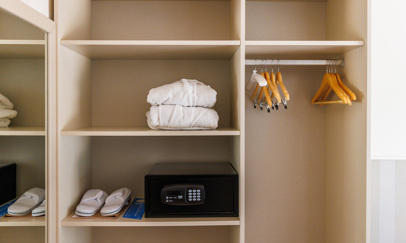 El Clásico Vista Jardín en Pestana Vila Sol - Vilamoura tiene armario con caja fuerte, dos albornoces y zapatillas