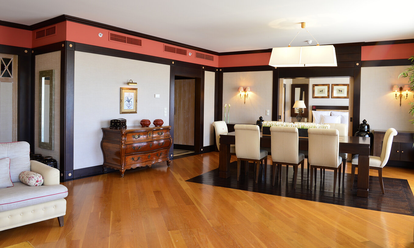 La Suite Presidencial del Pestana Vila Sol - Vilamoura tiene una sala amplia con una mesa de comedor y un aparador de madera