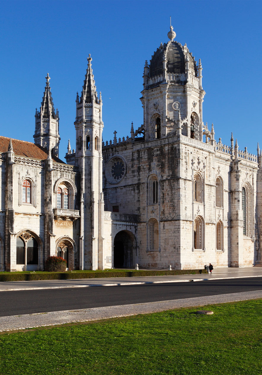 Mosteiro dos Jerónimos cerca del Pestana CR7 Lisboa, Hotel no Centro Histórico de Lisboa bajo cielo despejado