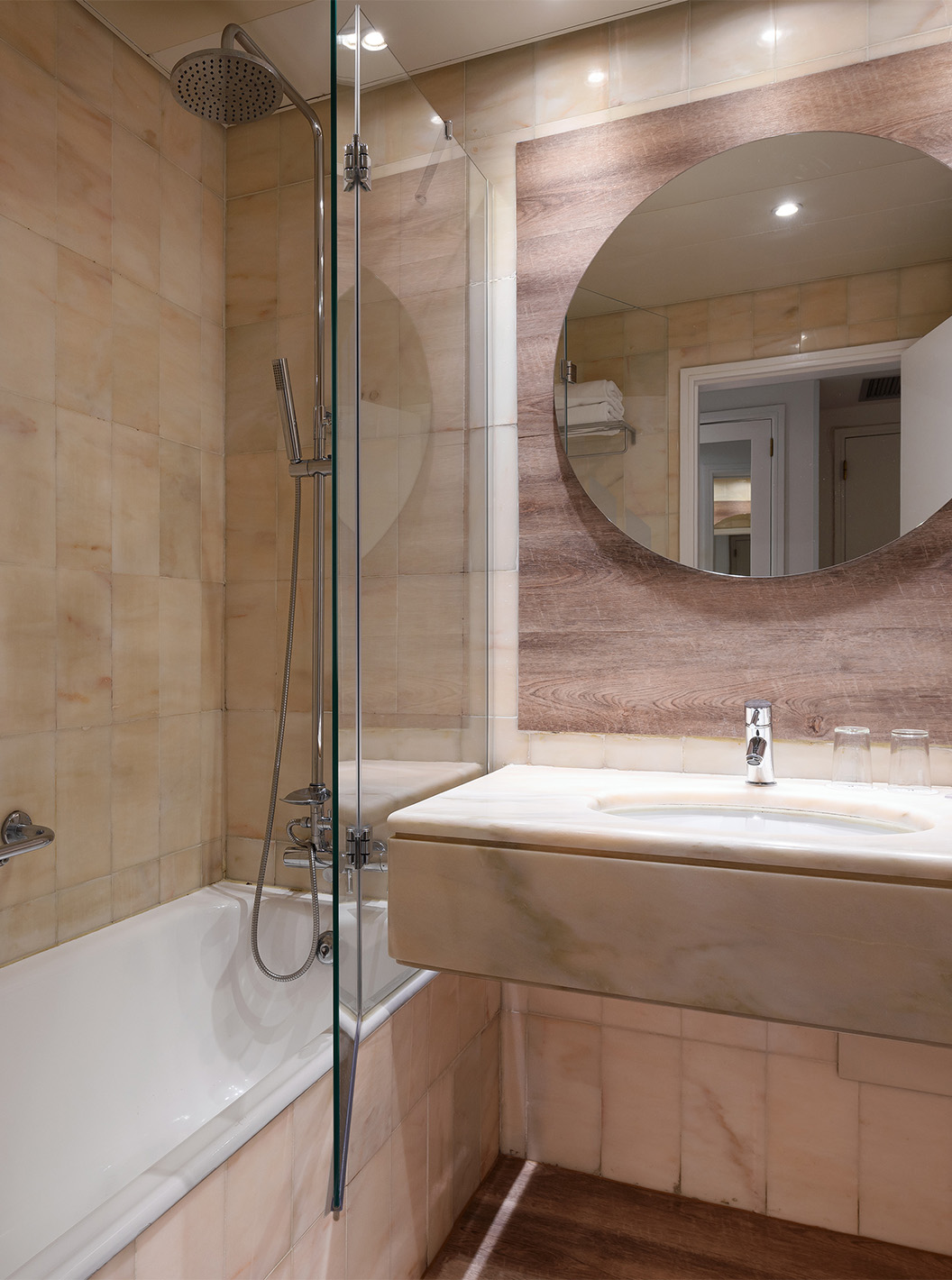 La Habitación Deluxe Superior Vista Mar del Pestana Cascais cuenta con baño con espejo, lavabo y bañera con ducha