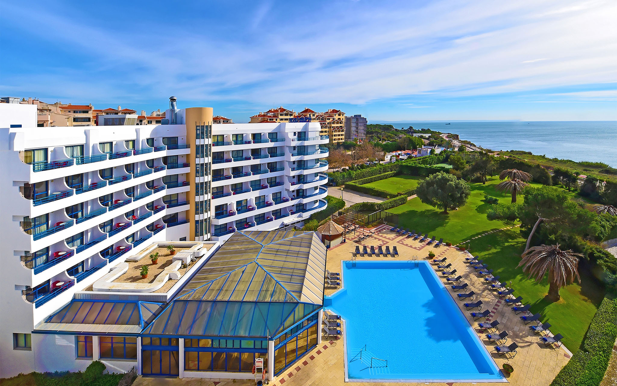Vista aérea de la piscina exterior de Pestana Cascais, hotel en la costa de Cascais, cerca de la playa