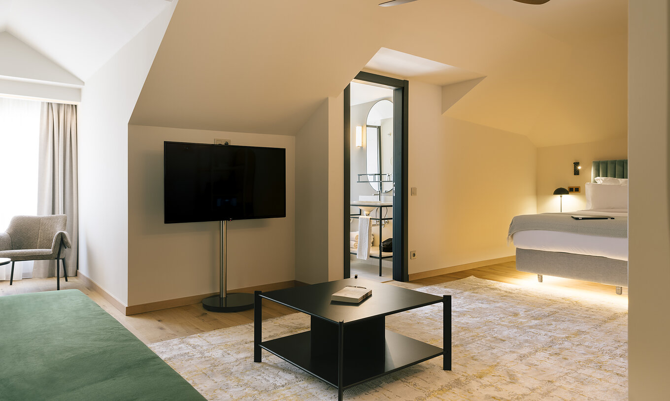 La Junior Suite del Pestana Rua Augusta Lisboa tiene una cama de matrimonio, una televisión, mesa de apoyo y silla