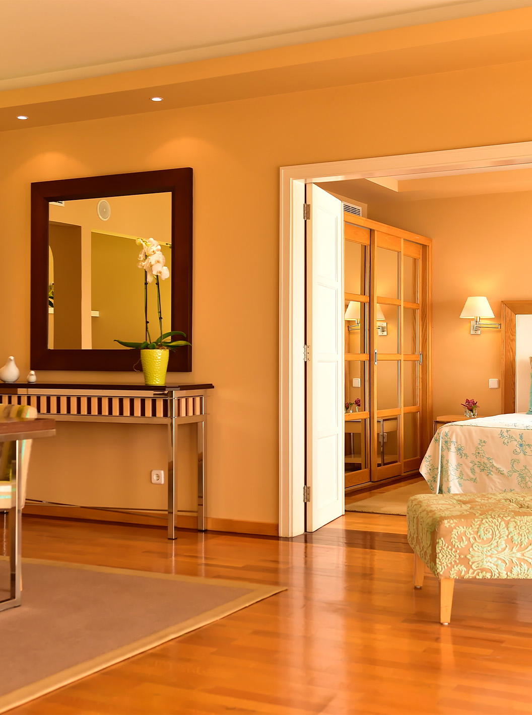 La Suite Presidencial del Pestana Carlton Madeira tiene área amplia con zona de comedor y estar, y cama de matrimonio