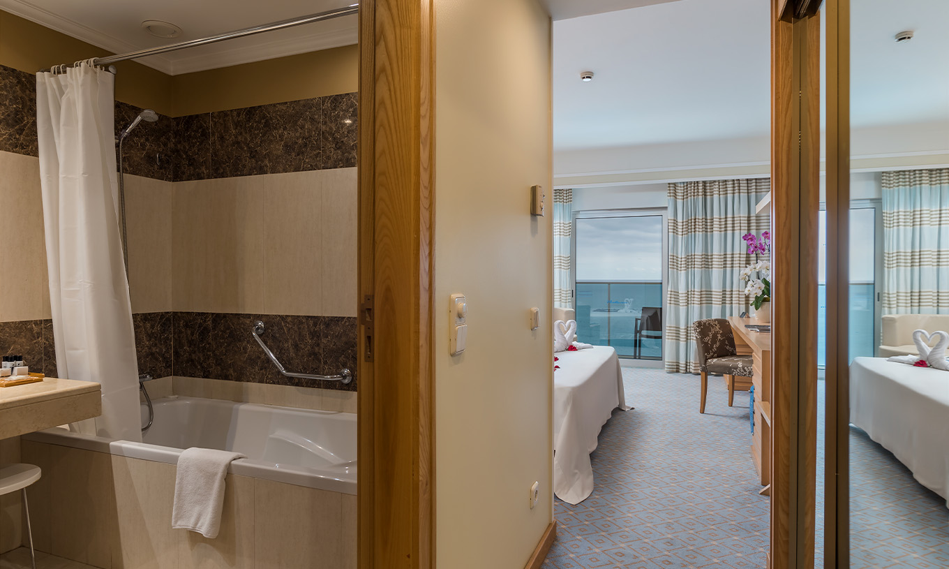 La Suite del Pestana Carlton Madeira tiene baño, terraza y cama de matrimonio