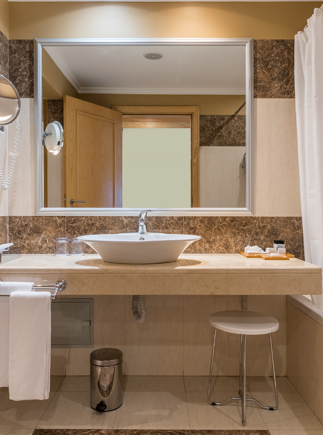 La habitación Doble Clásica Vista Ciudad del Pestana Carlton Madeira tiene baño con azulejos, bañera y sanitario