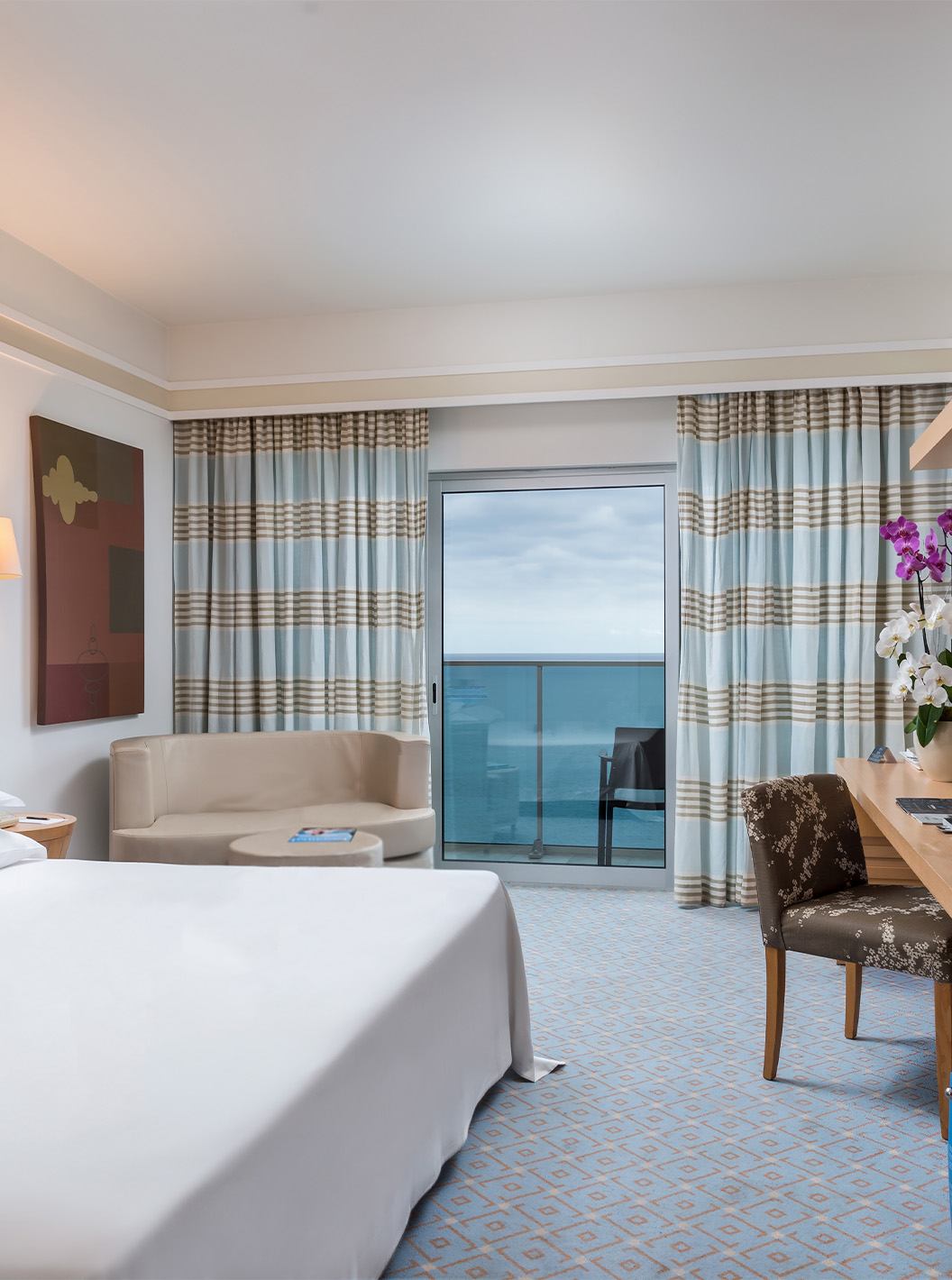 La habitación Doble Clásica Vista Mar Superior del Pestana Carlton Madeira tiene cama, televisión, escritorio y terraza